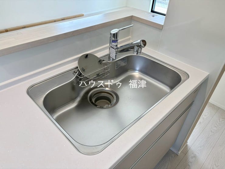 大きめのシンクで洗い物のストレス削減!
蛇口の先端に浄水器を内蔵しているため場所をとりません。
《福津市花見の里3丁目 新築戸建》