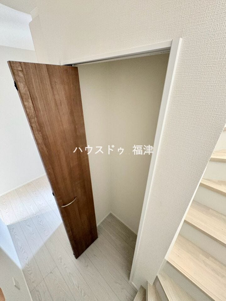 1階の廊下収納です♪
掃除機など収納しておくと便利ですね♪
《福津市花見の里3丁目 新築戸建》