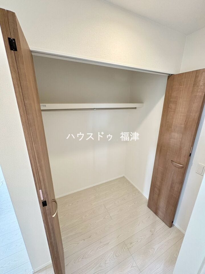 2階の廊下収納です♪
収納が多いとリビングや居室の床面がいつでもスッキリするため、
普段の掃除機や雑巾がけも楽ちんです♪
《福津市花見の里3丁目 新築戸建》