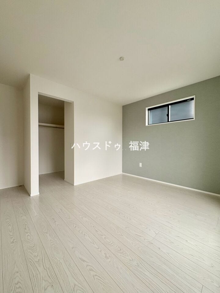 約7.5帖の洋室です♪
壁の一部だけアクセントクロスを採用し、
部屋全体の雰囲気を変えてくれます♪
《福津市花見の里3丁目 新築戸建》