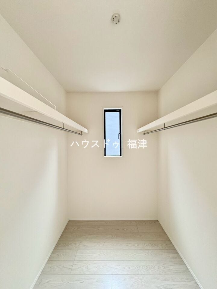 ウォークインクローゼットを完備。
お子様のアルバムや、趣味の道具・季節物の家電製品など、
お荷物が多い方でも安心のスペースです♪
《福津市花見の里3丁目 新築戸建》