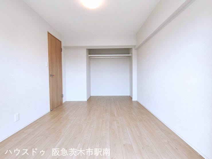 バルコニー側の洋室