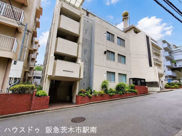 落ち着いた住環境に佇むマンション外観(※イメージ画像処理)