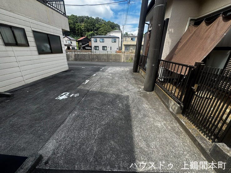 大切なお車をしっかり確保できるカースペース付き。
