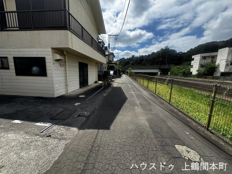 前面道路も見渡しやすく、小さなお子様のいるご家庭にも安心感のある住環境。