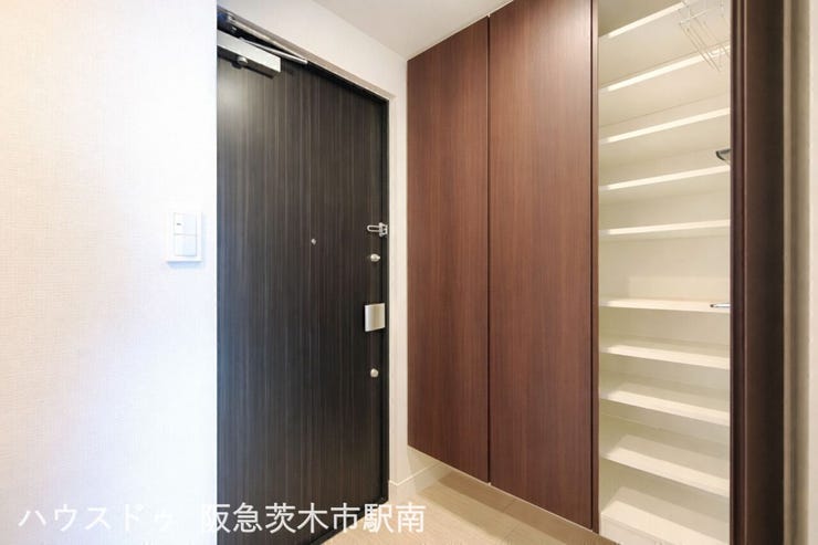 収納力豊富でスッキリ使える、ゆとりある玄関空間です