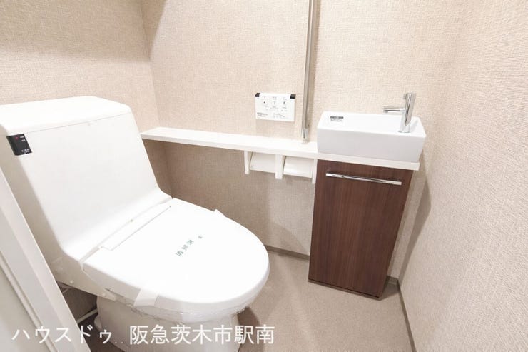 手洗いカウンター付きの清潔なトイレ。省スペースながら使い勝手良く落ち着いた空間で快適にお使いいただけます。