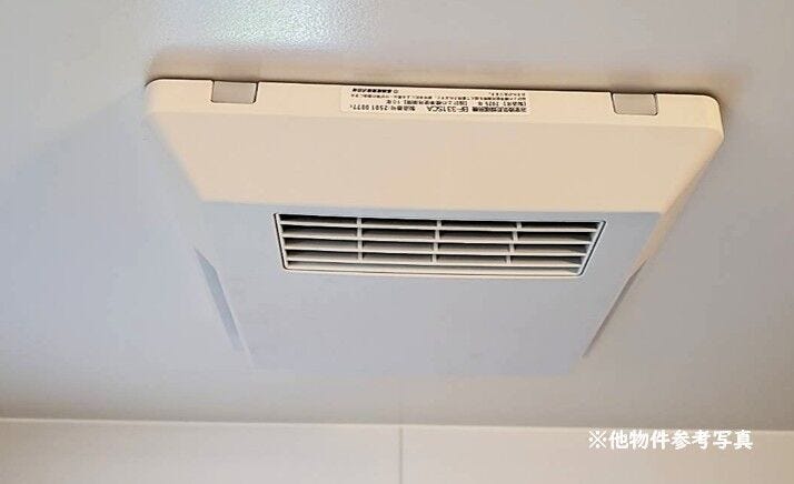 【同型タイプの浴室乾燥】
浴室乾燥機付きで、雨の日や花粉の季節も洗濯物を乾かせます。入浴後の浴室の乾燥にも役立ち、快適なバスタイムをサポートします。