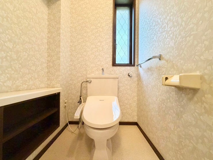 トイレは暖房便座付き!寒い冬の朝、便座に座った時の「ヒヤッ!」とする感覚がなく、安心してご使用いただけます♪