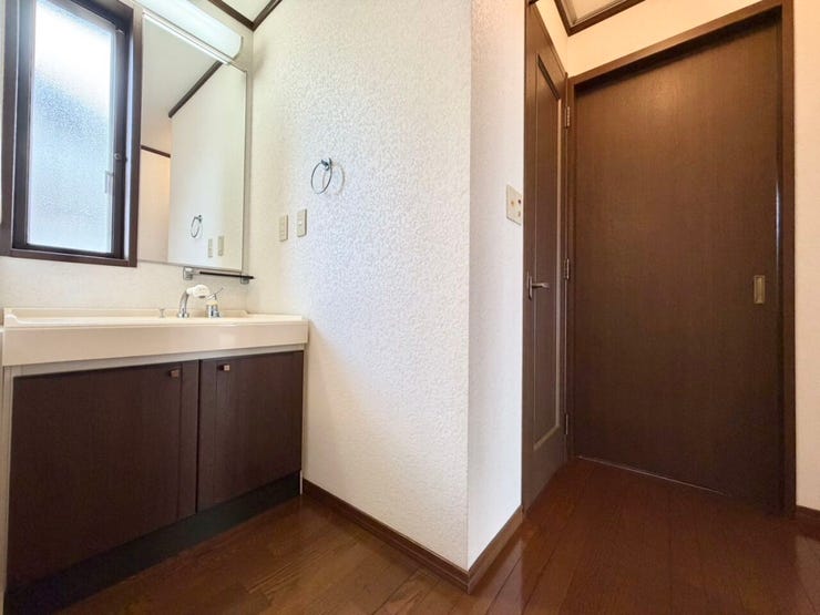 2階廊下部分には、洗面台とトイレが付いておりますので朝の支度もスムーズに準備ができますね♪
