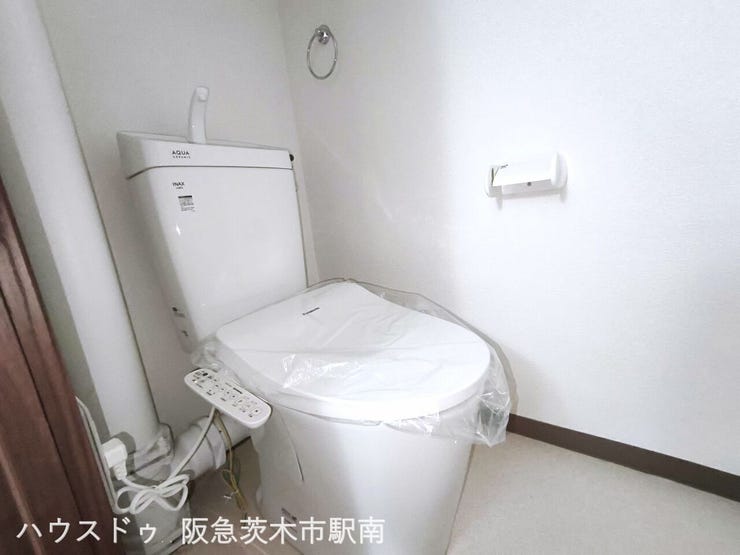 トイレに小窓あります