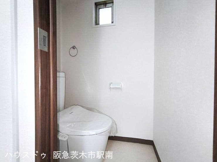 トイレに小窓あります