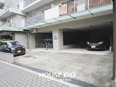 ■屋根付きの駐車場で直射日光・雨風を遮り車も傷みません!雨の日も濡れることなく車に乗れます!