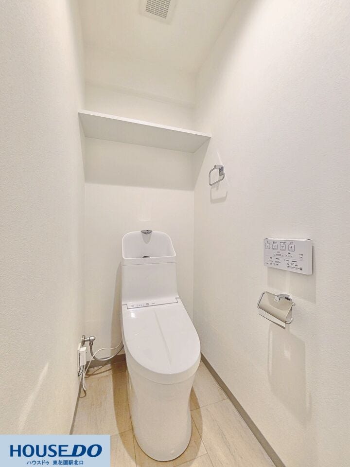 白を基調とした清潔感あふれるトイレ空間です!便座脇のリモコンで操作がスムーズに行えます♪上部には固定棚が備え付けられており、トイレットペーパーや掃除用品などを置いて活用できます☆