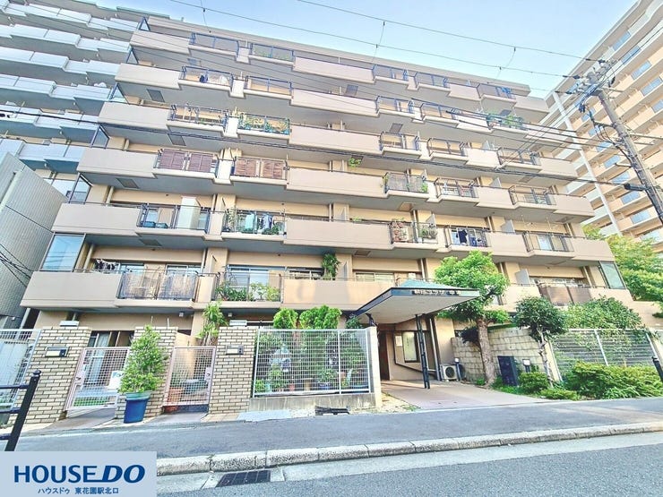 落ち着いた色合いのタイル張りが印象的な7階建てマンションです!周辺には植栽が整えられ、穏やかな住環境が広がります♪アプローチ部分には屋根があり、雨の日の出入りにも配慮された造りです☆
