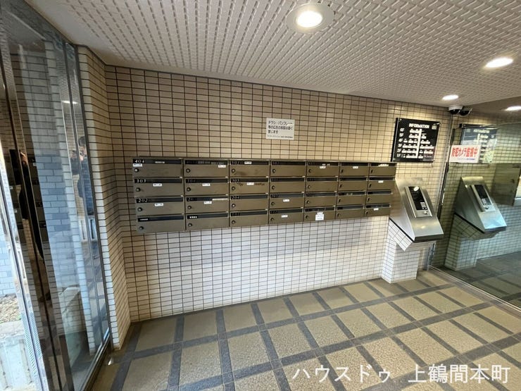 エントランスに設置された集合ポスト。各住戸ごとに郵便物を受け取ることができ、日々の郵便物の管理に便利です。