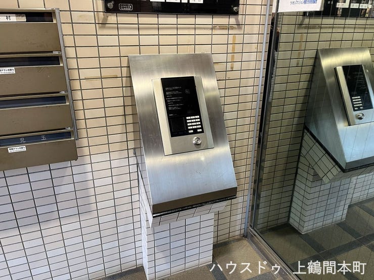 エントランスにはオートロックを採用。来訪者を確認してから入館できるため、防犯面にも配慮された安心の設備です。