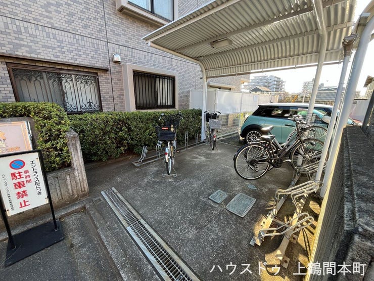 敷地内に駐輪場を完備。自転車をすっきりと保管でき、日常の通勤・通学や買い物にも便利な設備です。