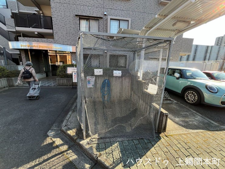 敷地内にゴミ置き場を完備。曜日ごとのゴミ出しにも対応でき、忙しい毎日の生活をサポートする便利な共用設備です。