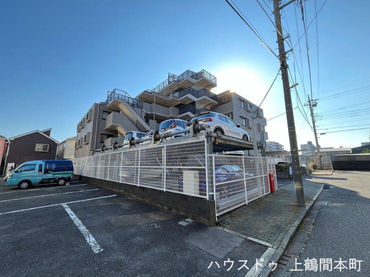 敷地内に機械式駐車場を完備。限られたスペースを有効活用した駐車設備で、お車を所有される方にも便利です。