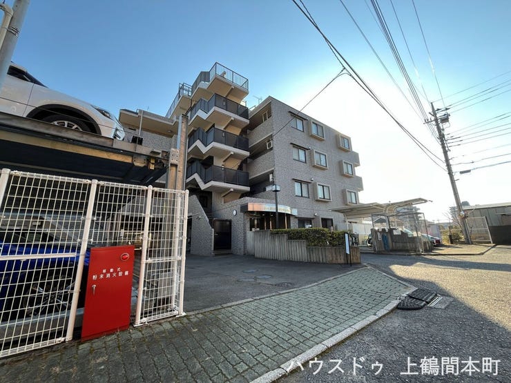 家族を優しく迎える温かみあるマンション外観