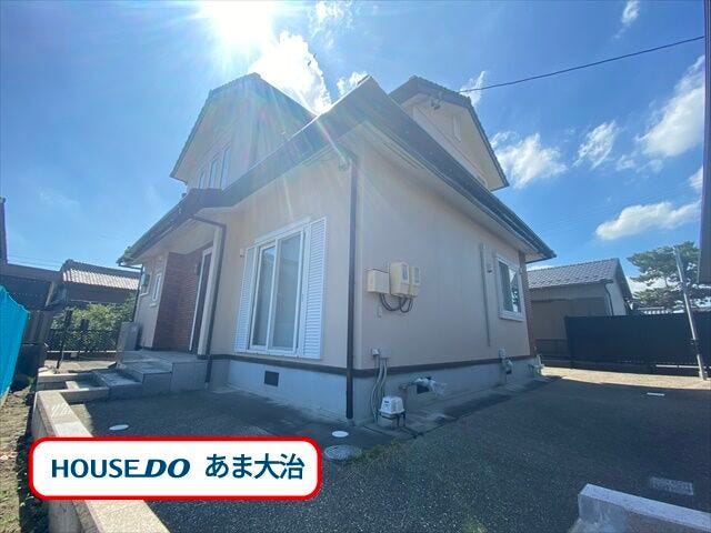 和室と洋室を兼ね備えた邸宅。
88.87坪のゆとりある敷地◎ガーデニングも楽しめそうですね。