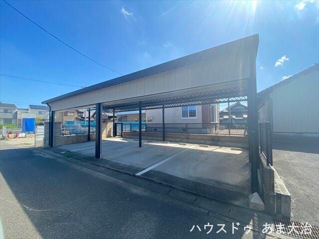 愛車の保有も安心ですね◎天候に左右されることなく外遊びができる大型カーポート。