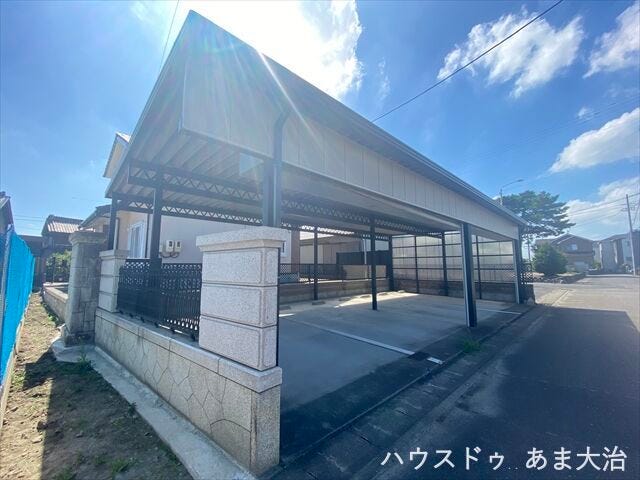 カーポート付きの駐車場。駐車は4台可能です。