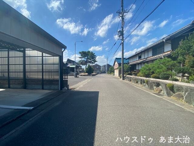 幅員約6mの前面道路です。道路幅が広いので、向かいの住宅とも距離があるため日当たりも確保しやすいです。