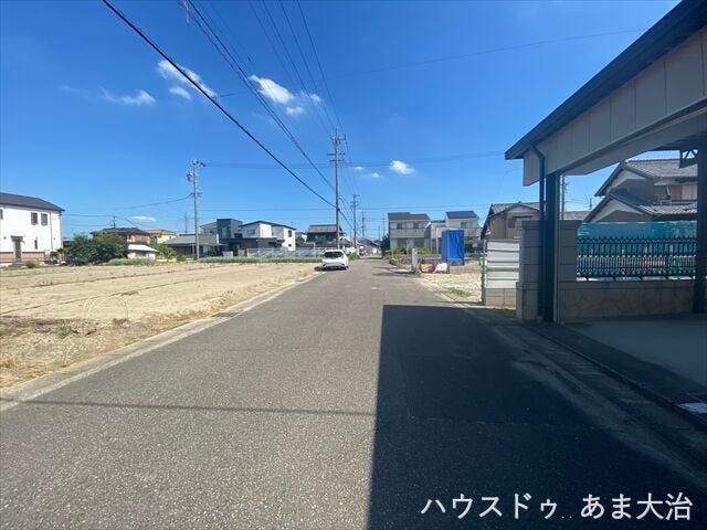 幅員約6mの前面道路です。道路幅にゆとりがあるので、車種を選びません。大きめの車を乗りたい方にもオススメです。