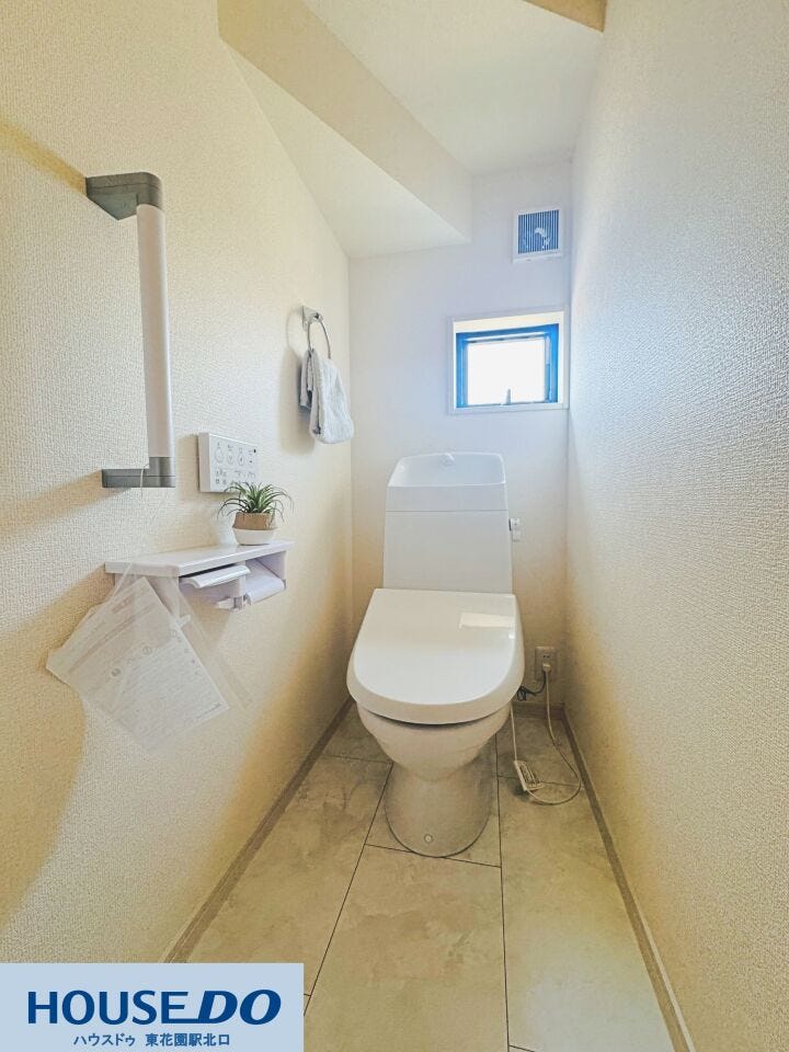 手すりやペーパーホルダーが整った清潔感あるトイレ空間です!小窓からの採光で明るく、手元で操作できるリモコン付きで機能面も充実しています♪毎日の生活の中で安心して利用できる設計です☆
