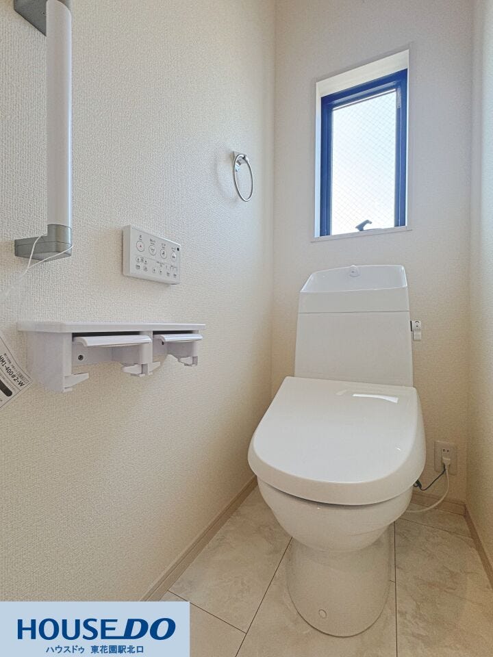 明るく清潔感のあるトイレ空間です!小窓から自然光が差し込み、手すりやリモコンなど使う方への優しさに配慮した設備が整っています♪ダブルペーパーホルダー付きで日々の暮らしを便利にサポートします☆