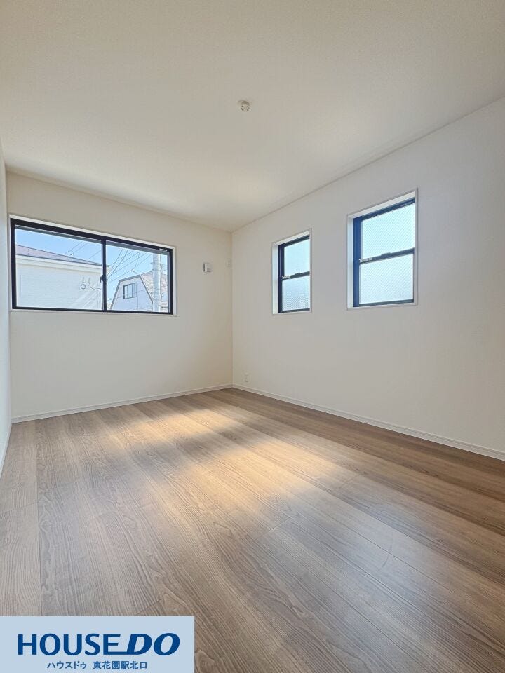2箇所に窓を配置した風通しの良い洋室です!自然光が部屋の奥まで心地よく届き、快適に過ごせます♪すっきりとした内装デザインで、ベッドやデスクなどの家具配置もスムーズに行えます☆