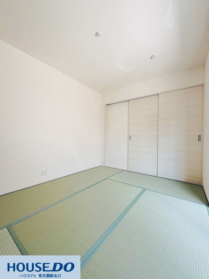 温かみのある畳とシンプルな内装が調和した心地よい和室です!引き戸で空間をスマートに仕切れ、客間やお子さまの遊び場、ごろんと寛げる寝室としても最適♪多目的に使える重宝する一室です☆