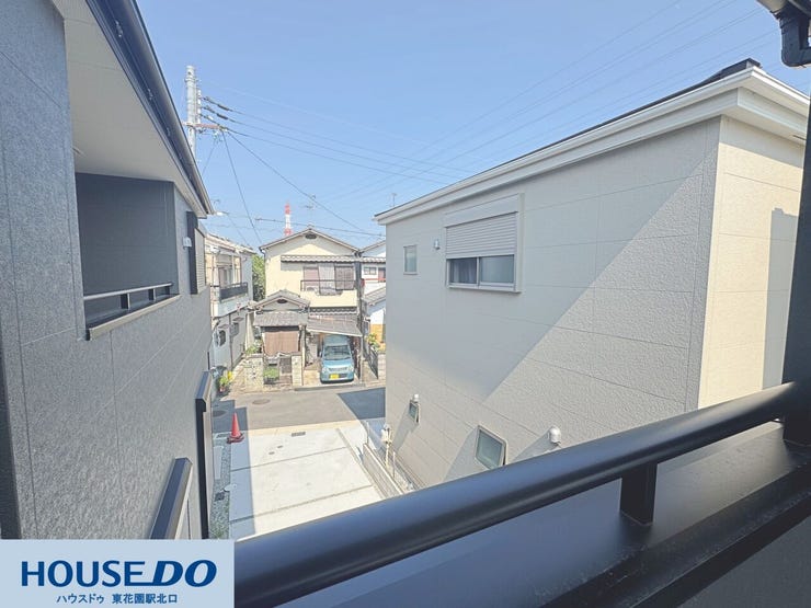 前面道路や空が見渡せる見晴らしの良い景色です!周辺は閑静な街並みが広がり、プライバシーを守りながら穏やかな毎日を過ごせます♪青空を感じられる心地よい居場所になります☆