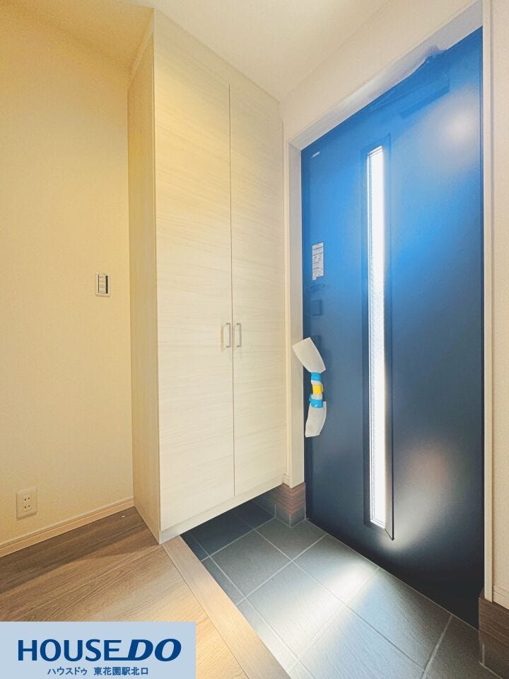 天井近くまで高さのあるトール型のシューズボックスを備えた玄関です!家族全員の靴をすっきりと収納でき、玄関まわりをいつでも綺麗に保てます♪スリット窓から差し込む自然光も心地よい空間です☆