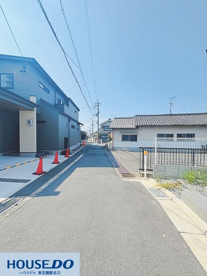 穏やかな住宅街に位置する前面道路です!車通りが少なく、小さなお子さまのいるご家庭でも安心感を持って暮らせます♪周辺環境も静かで、日々の暮らしに落ち着きを与えてくれるロケーションです☆