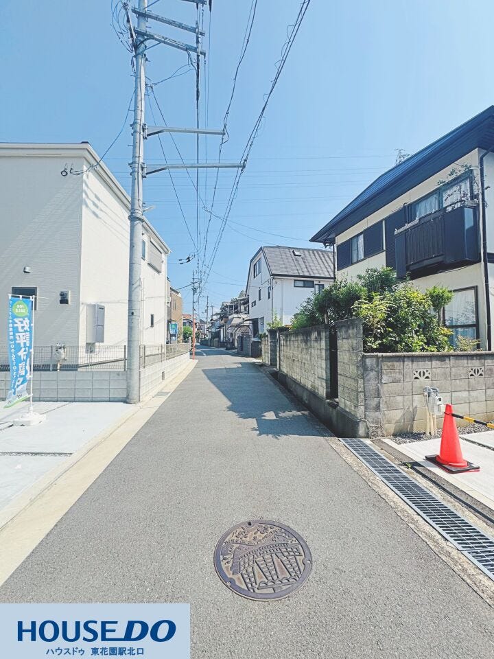 すっきりとした直線が続く前面道路です!お車の出し入れやすれ違いもしやすく、毎日の通勤・通学、お買い物時の移動も快適♪日当たり・通風ともに良好で開放感あふれる住環境が整っています☆
