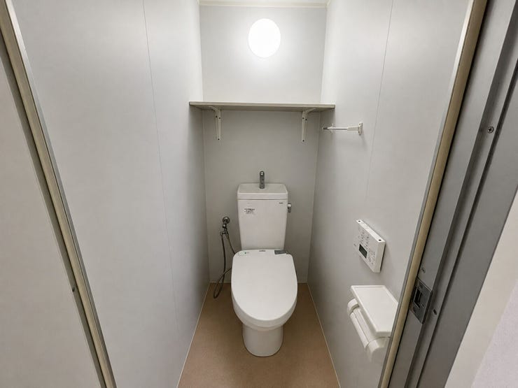 ◇温水洗浄便座付きのトイレ
※掲載写真は実際の室内を撮影したもので、一部生活小物等をAI加工により補正しています。