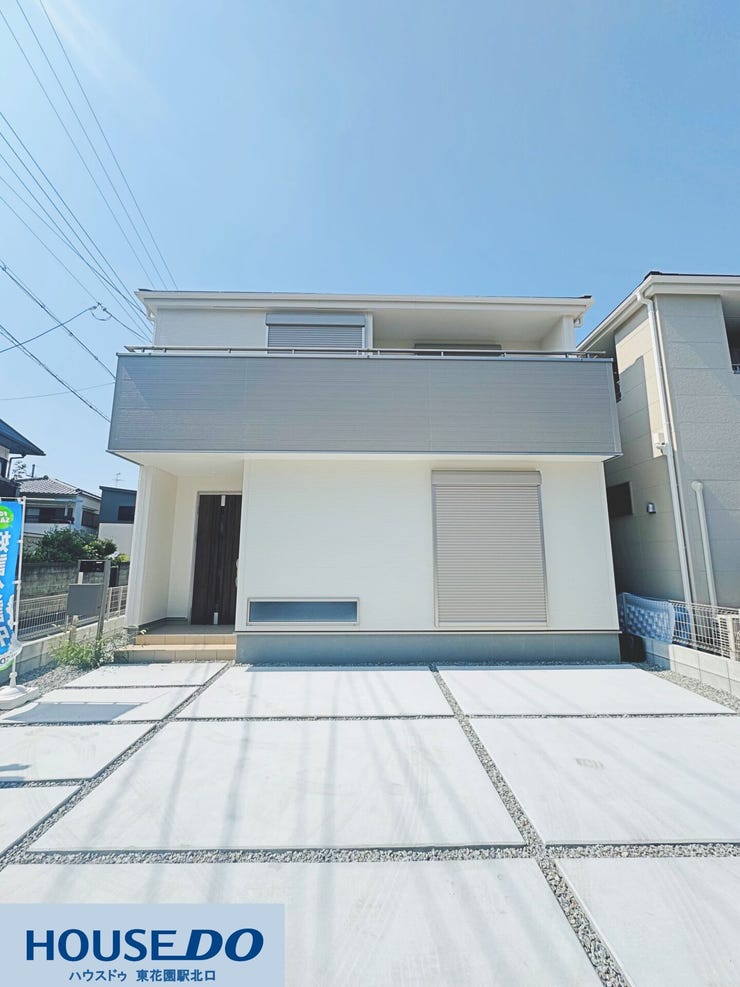白を基調とした、清潔感のある明るいモダンな外観デザインです♪広々としたカースペースは、並列で駐車できるので毎日の車の出し入れもスムーズ!前面道路もすっきりしており、駐車が苦手な方も安心です☆