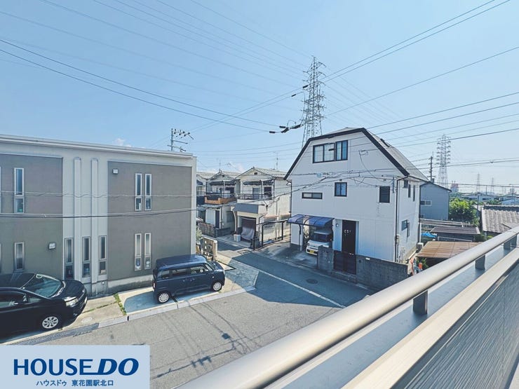 前面に大きな遮るものがなく、陽当たり・通風ともに良好な開放的なロケーション♪周辺は落ち着いた住宅街で、毎日の生活も快適に過ごせます☆