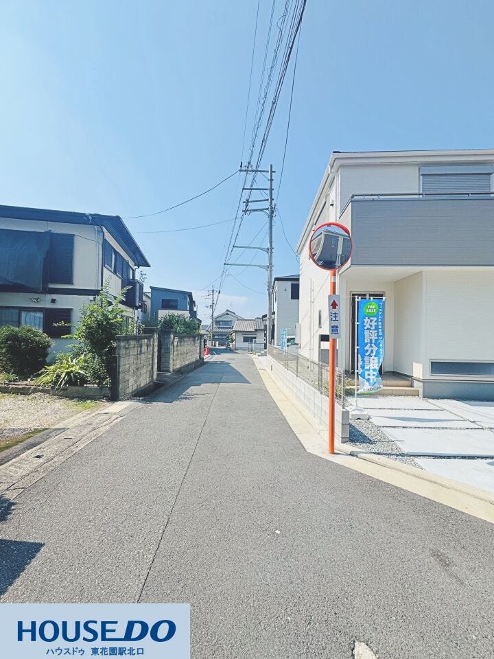 前面道路はスッキリとした舗装道路!
前道がすっきり整備されており、車の出入りやお散歩もスムーズ♪静かで落ち着いた住環境が魅力のエリアです☆