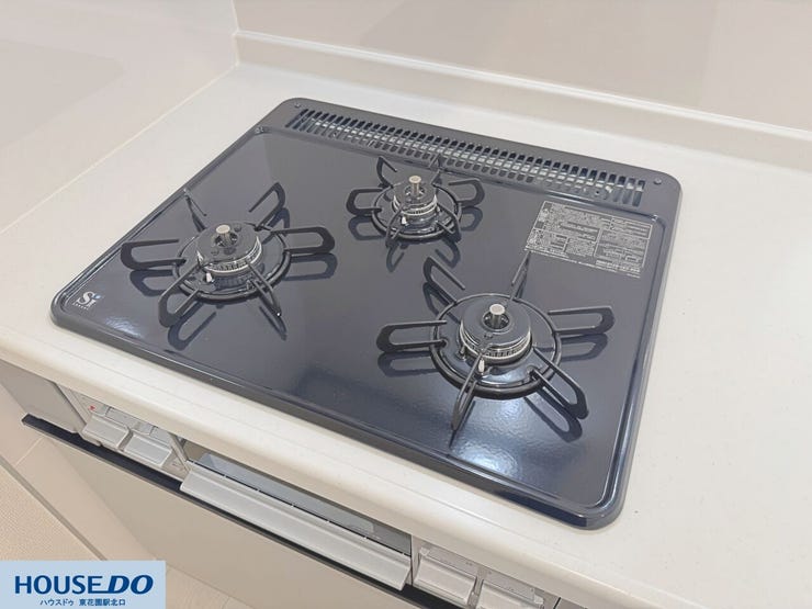 お手入れしやすいフラットなトッププレートのガスコンロ!3口あるので、お味噌汁を作りながらメインのおかずを炒める、といった同時進行が可能です♪毎日の食事作りがもっと楽しくなりそう☆