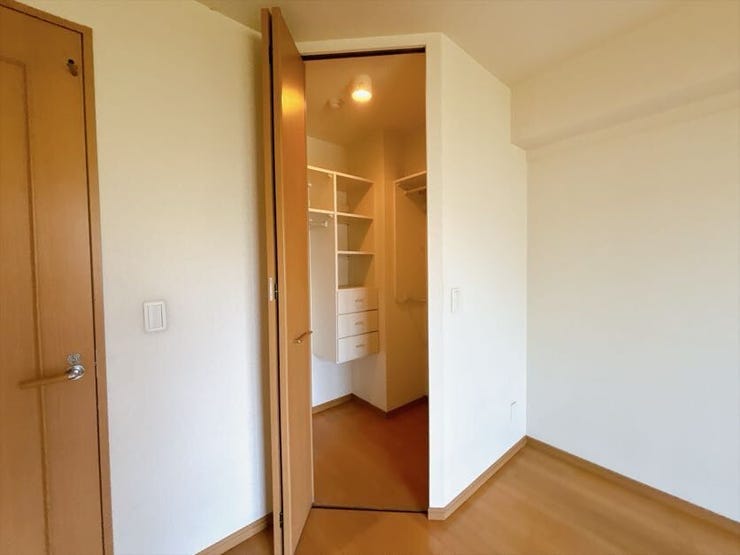 ウォークインクローゼットは高さのある荷物や洋服をたくさん収納できます。