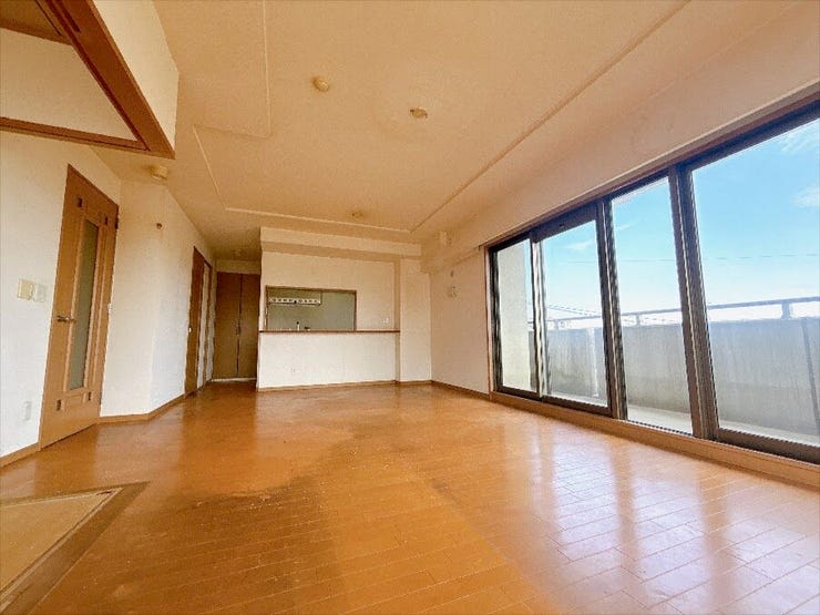 開口部に広い窓があり、採光・通風ともに多く取り込めます。