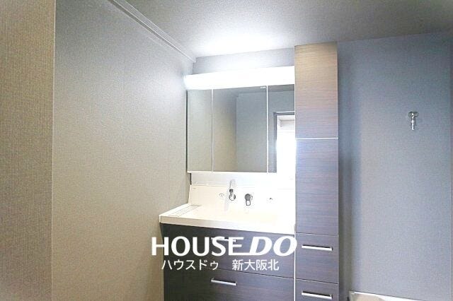 ■ゆとりある洗面台で毎朝の身支度もスムーズに!
■もちろん、鏡裏にもたっぷりの収納スペースがあるので、いつもスッキリと保てますね!