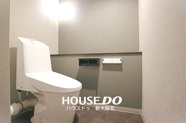 ■清潔感のあるトイレには、飾り棚がついているので、スマートフォンや新聞などの置き場所にも困りません!
■小物を飾ればオシャレな空間を演出できますよ!
