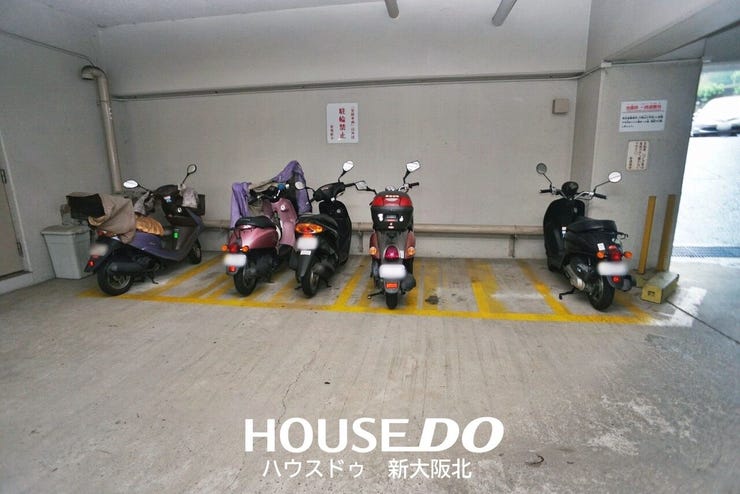 ■バイク置き場は1台ずつ区画分けされており、隣の車両との間隔を保って停められます◎
