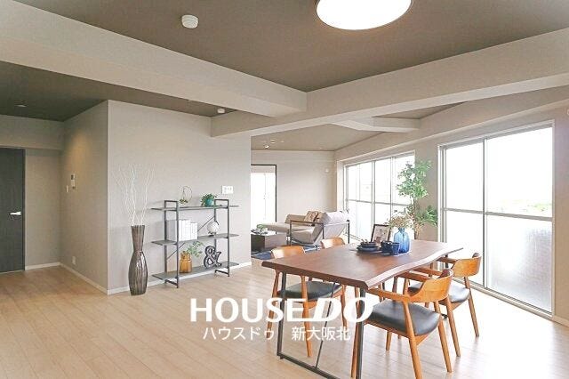 ■LDKの広さは35.7帖!!ダイニングテーブルやソファなどの家具を置いても十分な広さがあります!
■家族みんながゆったりくつろげる空間になりそうですね!