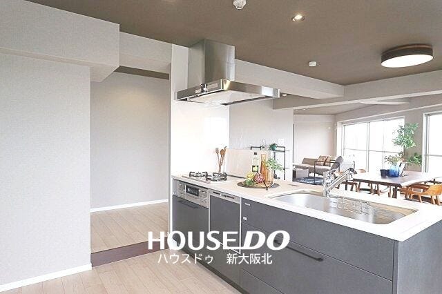 ■ご家族との会話が楽しめる対面式のシステムキッチン!
■料理をしながらテレビを見たり、お子さまの様子を見守ることもできますよ!
■毎日のお料理が楽しくなりそうですね!